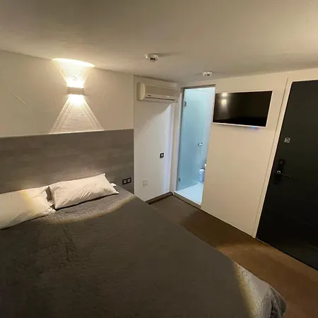 Lift Boutique - Derybasivska 3*